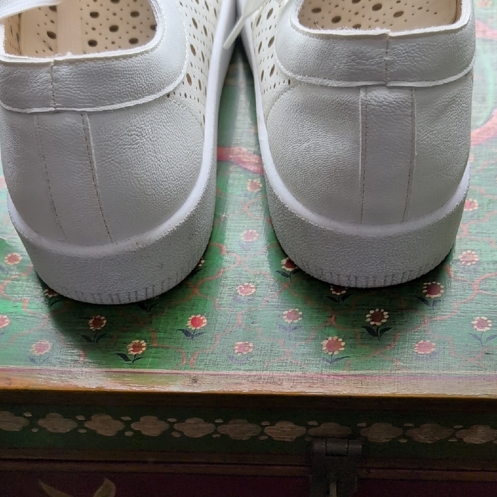 DV by Dolce Vita White Laser-Cut Sneakers with Gold Bee Charms - Picture 8 of 9